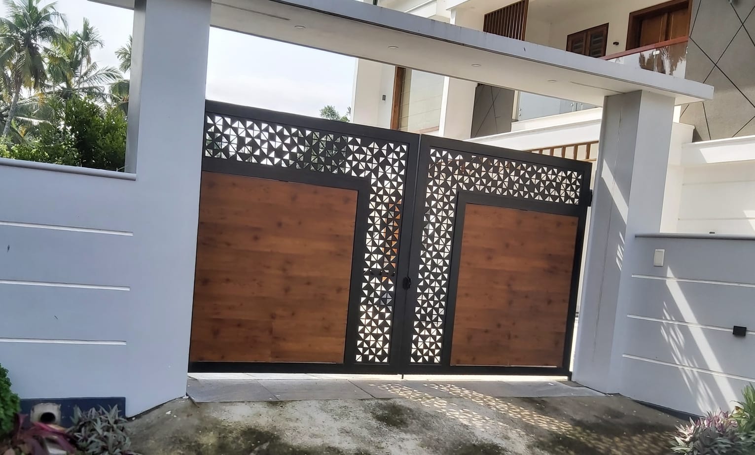 Boxy Design Gate 1